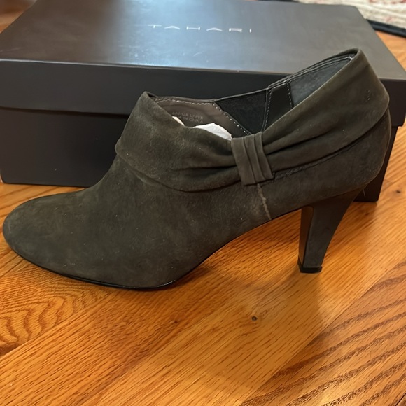 New Tahari Dark Gray Suede Leather Heels - Picture 4 of 6
